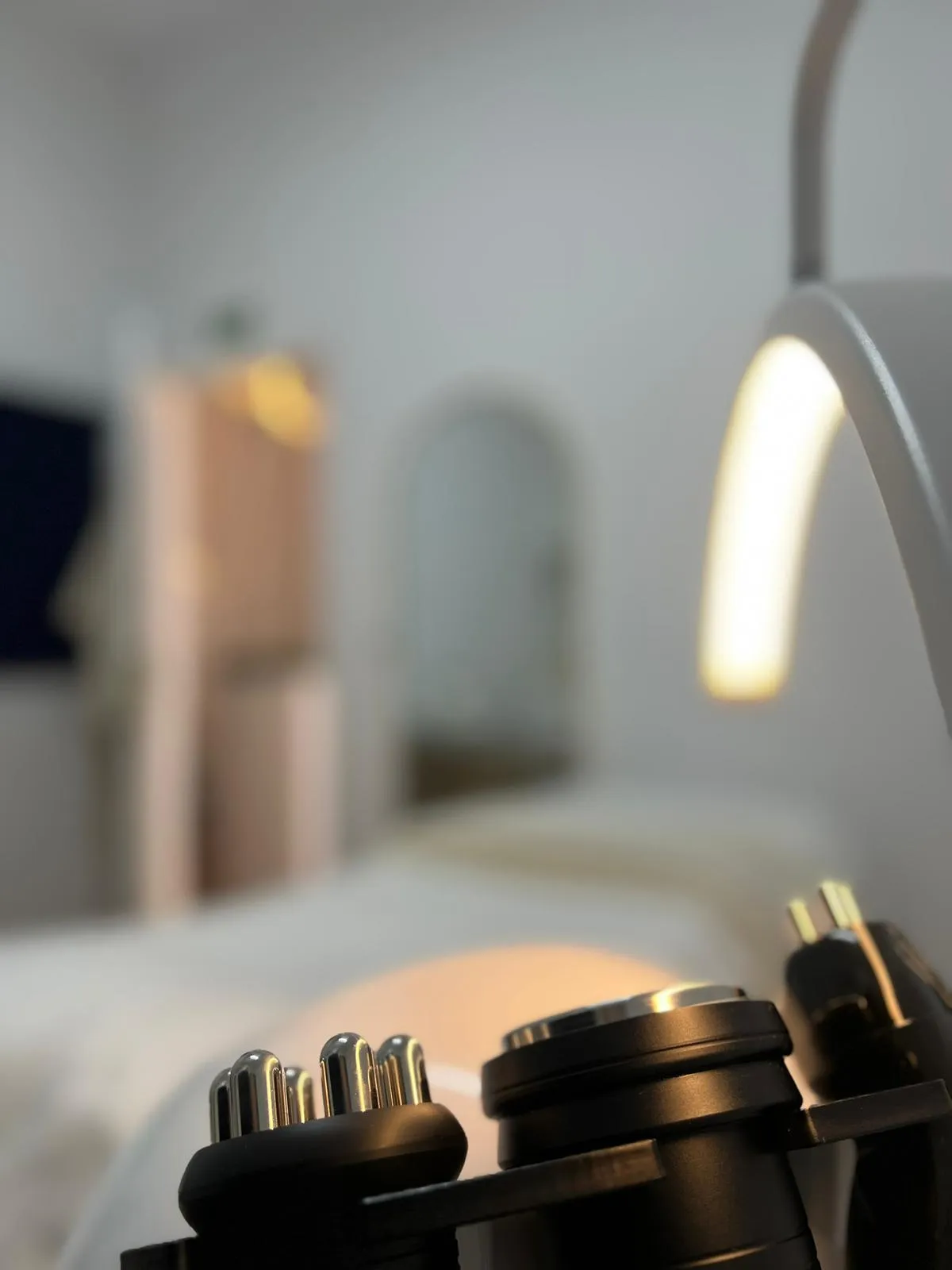 Equipamento de tecnologia multifunções para tratamentos estéticos
